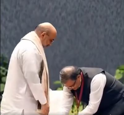 தலைமைத் தேர்தல் அதிகாரி ஞானேஷ் குமார் அமித்ஷாவின் காலில் விழுந்தாரா?