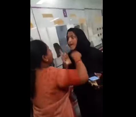 கர்நாடக வங்கியில் கன்னடம் பேசிய இஸ்லாமிய பெண்ணுக்கு அனுமதி மறுக்கப்பட்டதா?