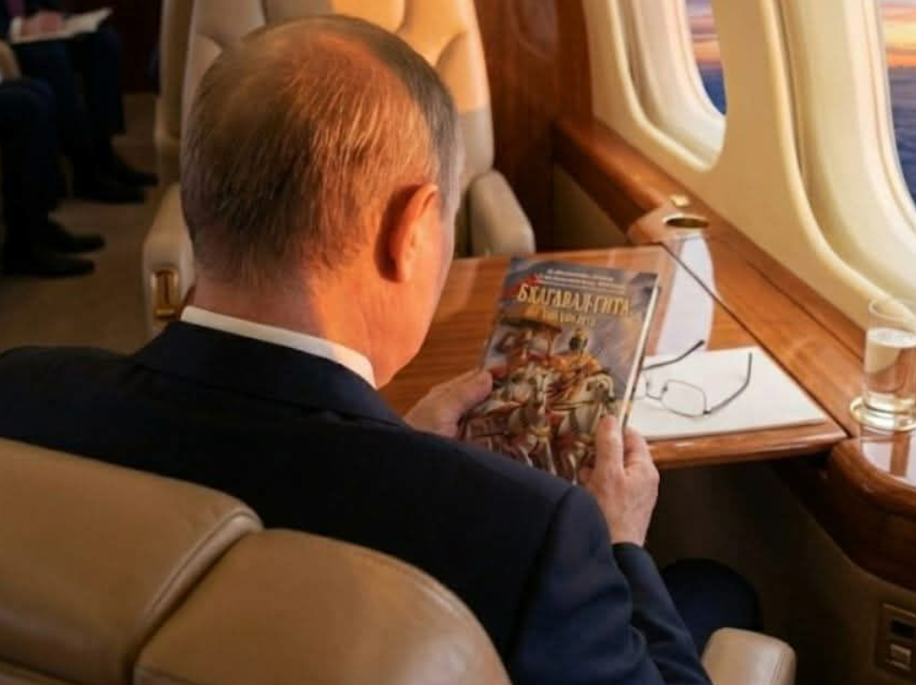 பகவத் கீதையை வாசிக்கும் புதின் என்று பரவும் புகைப்படம் உண்மையா?